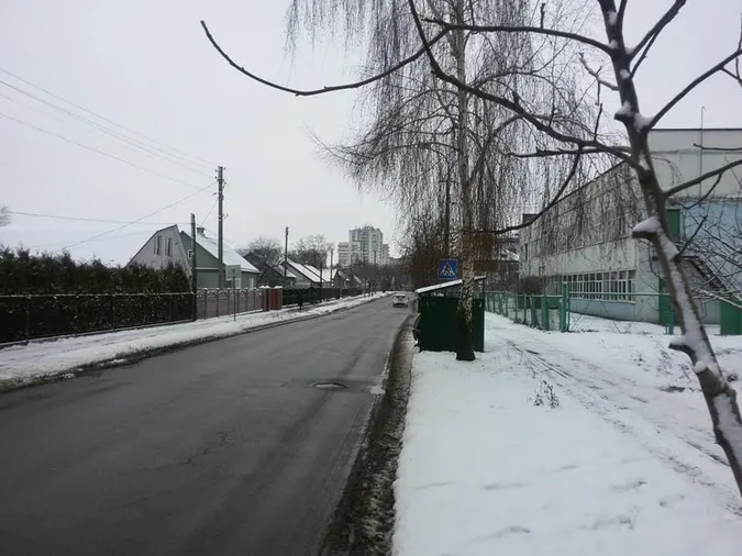 У Луцьку контейнер для сміття став проблемою для водіїв (фото)