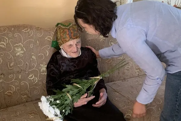 У Берестечківській громаді привітали зі 100-річним ювілеєм сільську вчительку (фото)