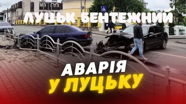 Зіткнулися два легковики: біля Центрального ринку – ДТП (фото, відео)