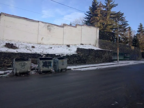 Навіс поставили, але смітник в Луцьку мокне на дорозі (фото)