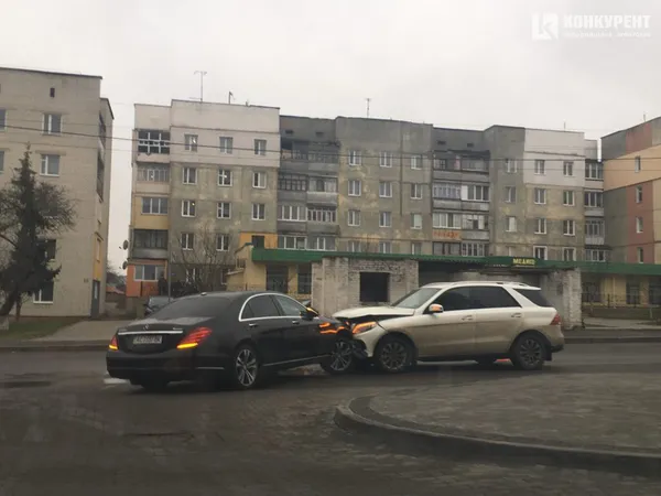 Лоб у лоб: на Теремнівській у Луцьку зіткнулися два «мерседеси» (фото)