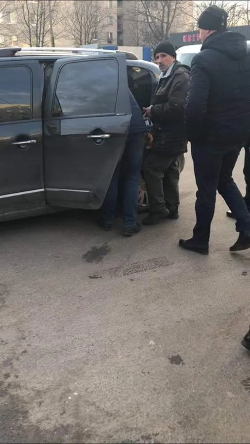 Сурогат з автомобіля: у Луцьку чоловік намагався підкупити муніципалів (фото)
