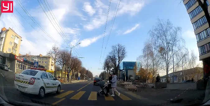 У центрі Луцька службове авто ледь не збило жінок з дитиною на переході (відео)