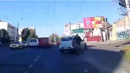 У Луцьку патрульні покарали водія за неповагу до велосипедиста (відео)