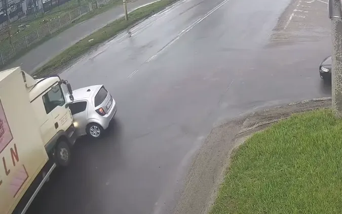 У Луцьку вантажівка «знесла» легковик: показали, хто винен (відео)