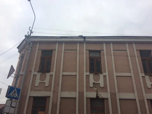 З будинку в центрі Луцька посипалася цегла (фото, відео)