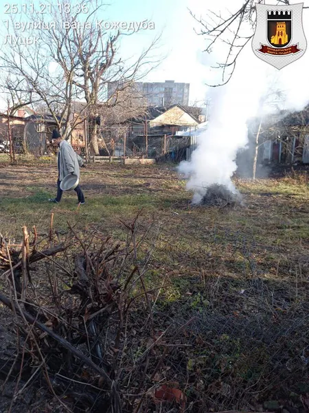 У Луцьку муніципали покарали чоловіка, який спалював гілля й листя (фото)