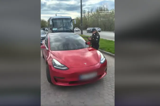 У Луцьку спіймали водія Tesla, який на камеру хизувався порушенням ПДР (відео)