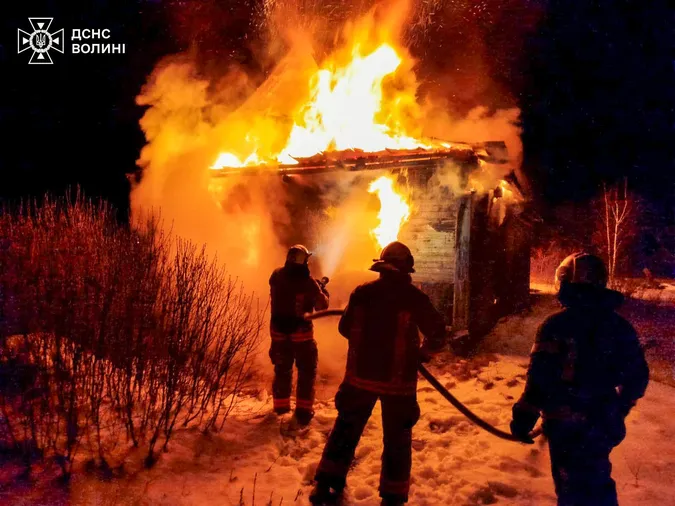 Вогонь аж під стелю: за один вечір на Волині згоріли три будівлі (фото)