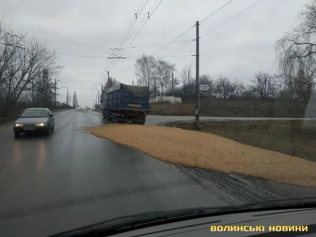 У Луцьку на дорогу з вантажівки випадково висипали майже 20 тонн жому