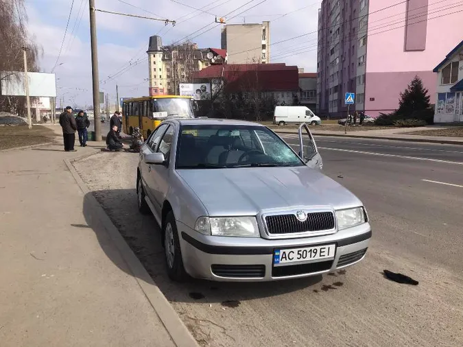 У Луцьку легковик збив двох дітей на переході (фото)