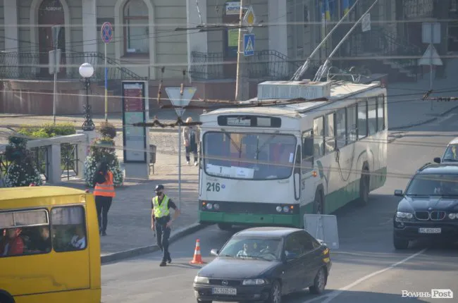 На Возз'єднання в Луцьку не розминулися два легковики (фото)