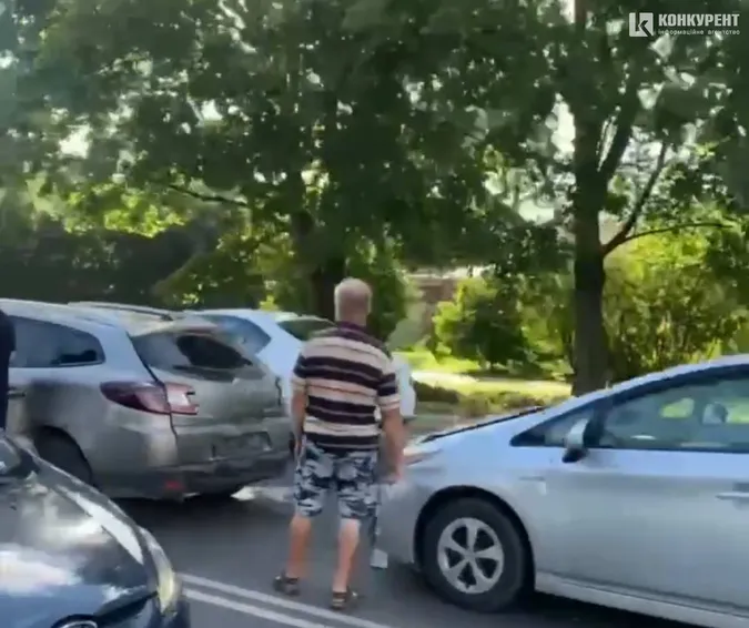 На виїзді з Луцька – аварія: рух ускладнений (відео)