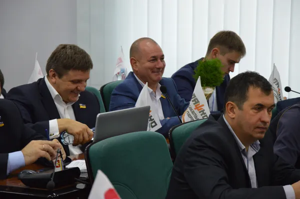 ...а фракція «УКРОП» дарує пучки кропу Аркадію Соломатіну