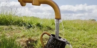 Висить у повітрі та безперервно ллє воду: на джерелі біля Луцька встановили незвичайний кран (відео)