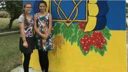 На Волині дві школярки «оживили» зупинку (фото)