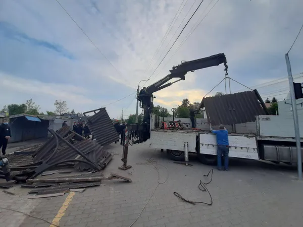 На Старому ринку продовжують демонтаж: зрізають паркан (фото)