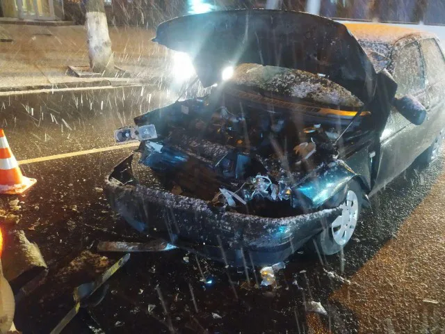 У Луцьку автомобіль врізався у маршрутку: пасажира госпіталізували (фото)