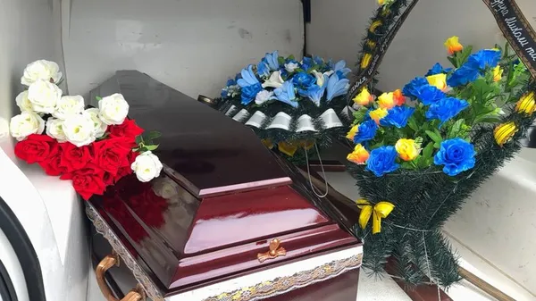Траурні вінки та квіти біля труни з загиблим військовослужбовцем