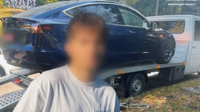 Сам викликав евакуатор: як у Луцьку закінчилася поїздка неповнолітнього на Tesla