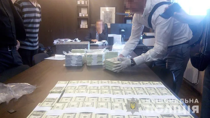На хабарі в 1,5 мільйона доларів затримали топ-чиновників держпідприємства (фото)