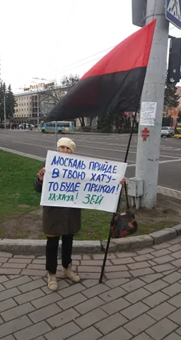 «Москаль прийде – буде прикол», – у Луцьку жінка вийшла на одиночний мітинг