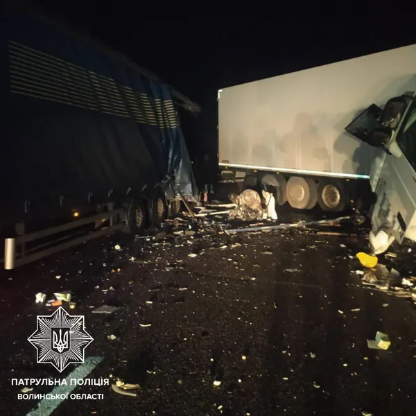 Фура в'їхала в тягач: деталі нічної ДТП на Волині (фото, відео)