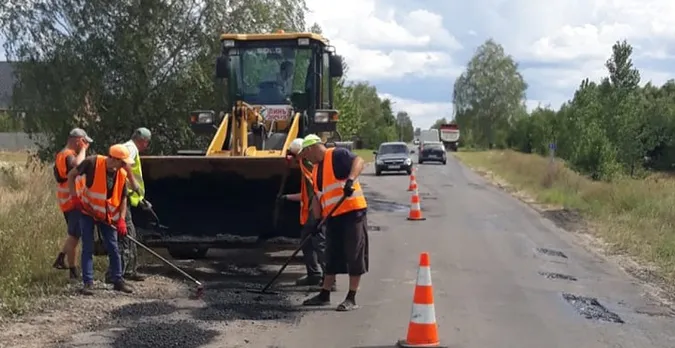 На Волині «латають» автошлях територіального значення (фото, відео)