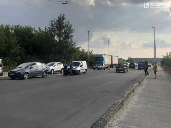 На виїзді з Луцька на мосту зіткнулись Fiat і Ford (фото)