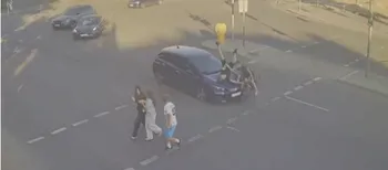 Дітей підкинуло на капот: показали момент наїзду на велосипедистів на Соборності у Луцьку (відео)