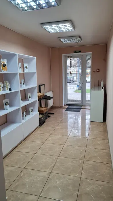 У центрі Луцька продають магазин здорового харчування (фото)