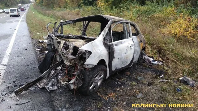 На Волині через удар вщент згоріло авто: чотири людини – в лікарні (фото)