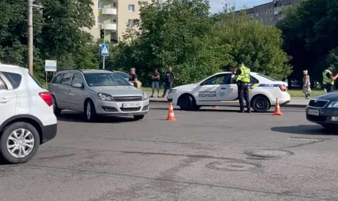 У Луцьку на Рівненській – аварія: вулицею тягнеться чималий затор (відео)