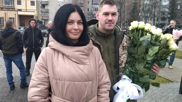 У Луцьку військовий, який втратив ноги на війні, одружився з коханою (відео)