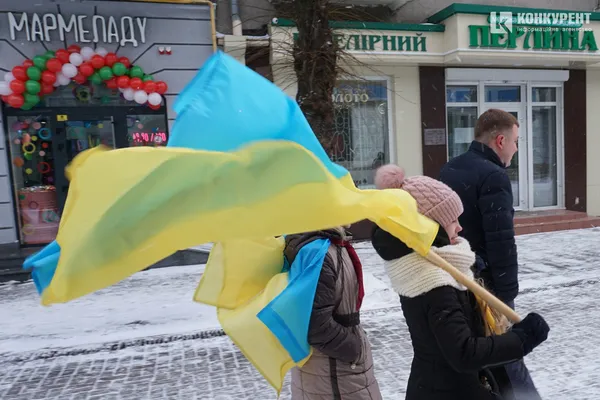 Свято єднання: у Луцьку розгорнули довжелезний стяг у День Соборності (фото, відео)
