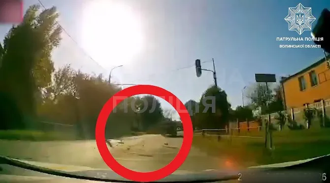У Луцьку вантажівка закидала цеглою дорогу (відео)