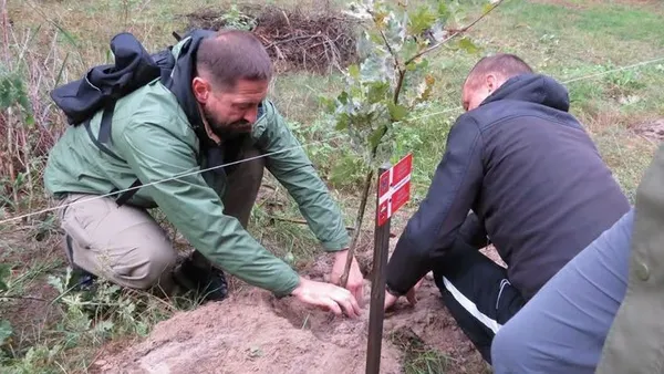 Рекреаційна локація розташована безпосередньо на екологічній стежці «Сосновий бір»
