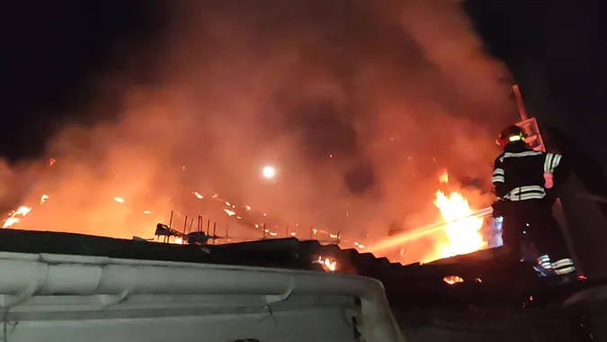 Замкнуло електромережу: в Любешівському районі горів будинок