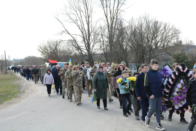 У громаді на Волині провели в останню дорогу Героя Василя Іванова (фото)