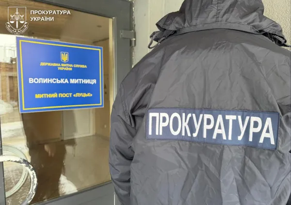 Митний скандал на посту «Луцьк»: електровантажівки розмитнювали як легкові авто (фото)