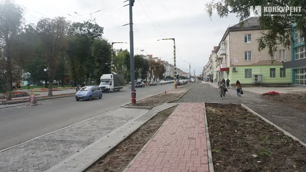 Їздять, ходять, ремонтують: що відбувається на проспекті Волі у Луцьку (фото)