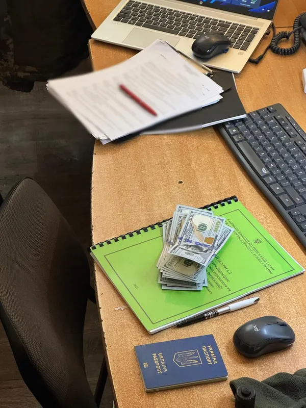 Давав $2000 за виїзд: у «Ягодині» чоловік намагався підкупити прикордонника (фото)