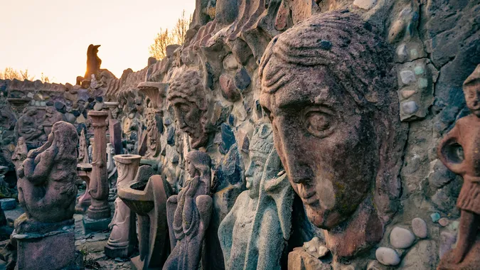 Сонечко на скульптурах: показали вечірні світлини будинку Голованя (фото)