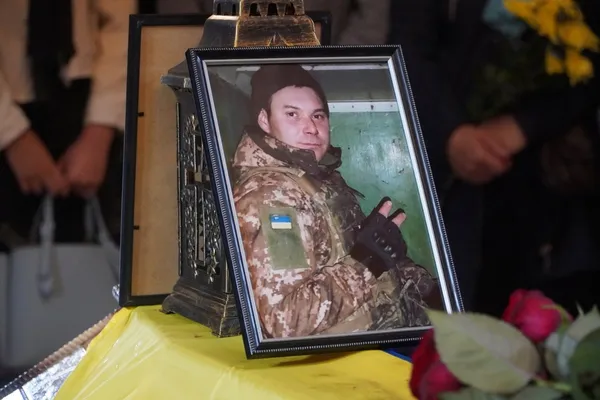 Залишилась дружина та 12-річна донечка: у Володимирі провели в останню дорогу Андрія Рудакова (фото)