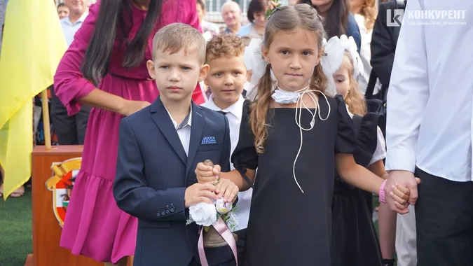 Квіти, дзвоники і діти: як у Луцькому ліцеї №9 відзначили 1 вересня (фото)