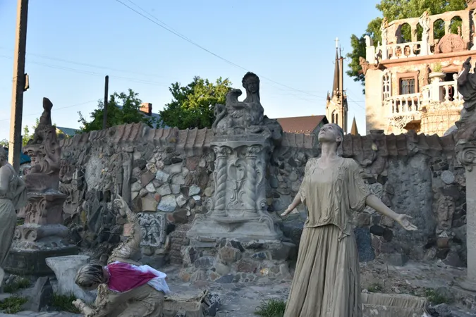 Живі скульптури та оркестр між вогнями: Луцьк провів весну музично й театрально