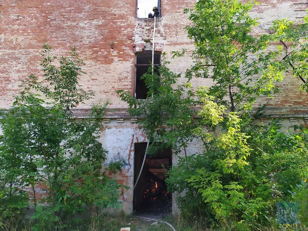 На Волині загорілася колишня казарма танкового полку (фото)