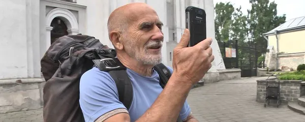 До Луцька босоніж прийшов відомий мандрівник (фото, відео)