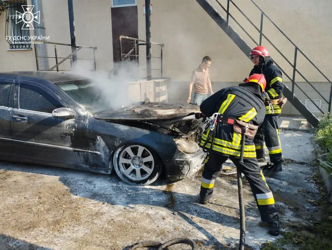 У двох різних куточках Волині одночасно спалахнули автівки (фото)