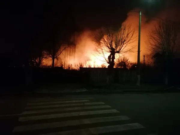 У Луцьку – пожежа, горить луг у районі вулиці Чернишевського (фото)